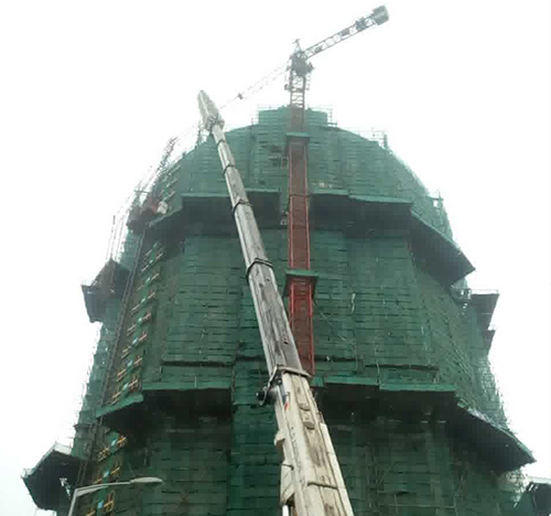 张掖市吊车在工地上作业
